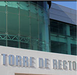 Fachada de vidrio templado con sujeción en sistema de arañas con costillas