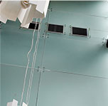 Pared forrada por cristal satinova con sistema de arañas