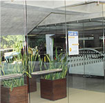 Acceso a puertas templadas